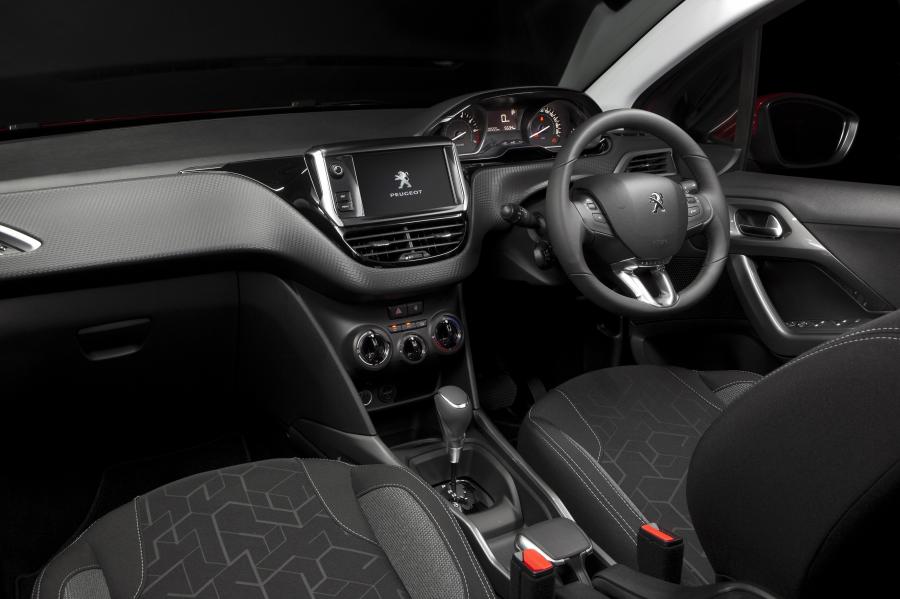 Интерьер Peugeot 2008 2017 года  (AU) (фото 8 из 16)